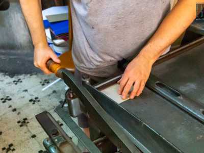 ...cos� come per tagliare cartoni e carta si avvale di attrezzi che possono funzionare solo con la forza delle braccia